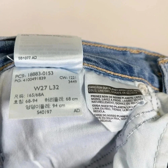 Levi's  Distressed Light Wash 724 High Rise Straight Jeans - Picture 11 of 16